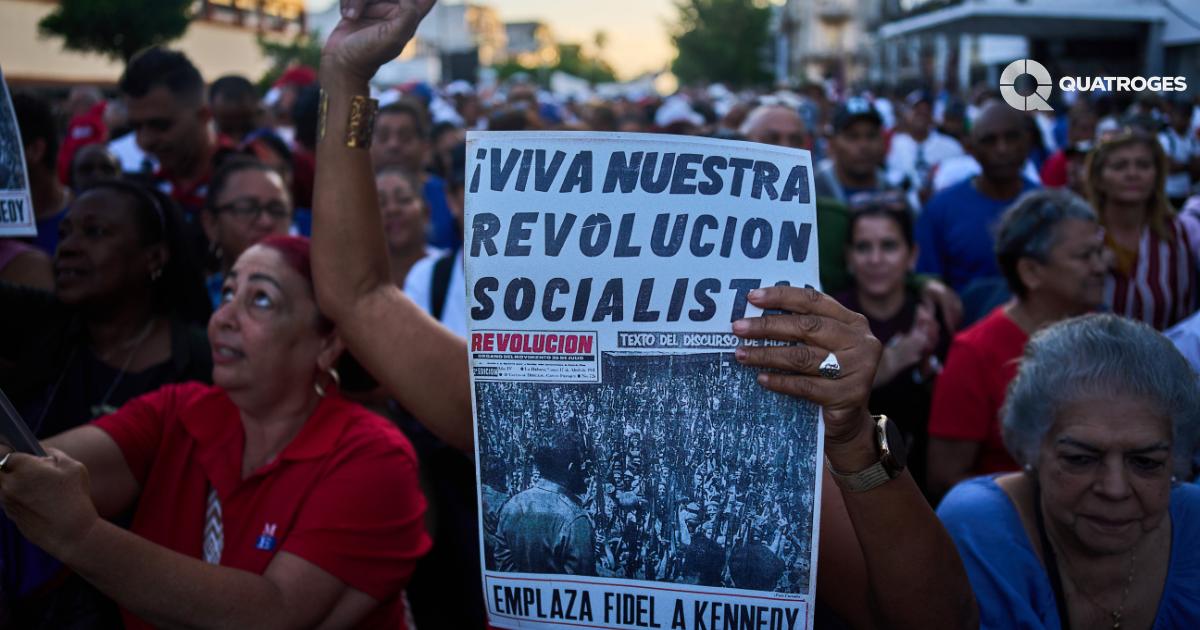 Personas participan en La Habana de la celebración por el 65 aniversario de la proclamación del carácter socialista de la Revolución Cubana. Foto: Ramon Espinosa / AP