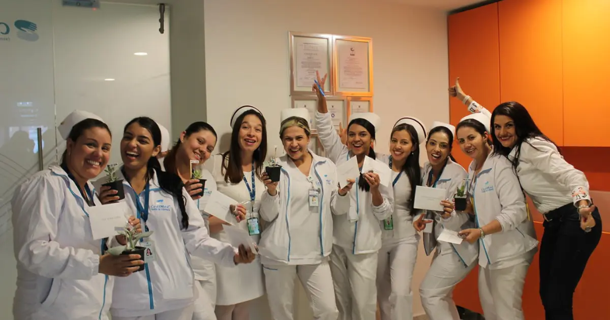 Ellas sostienen la salud, ellos siguen ocupando la cima: la brecha invisible del sistema uruguayo