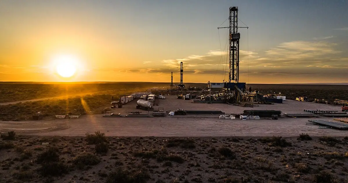 El “Texas argentino”: Milei apostó el futuro del país a sacar petróleo mientras se apagan las fábricas