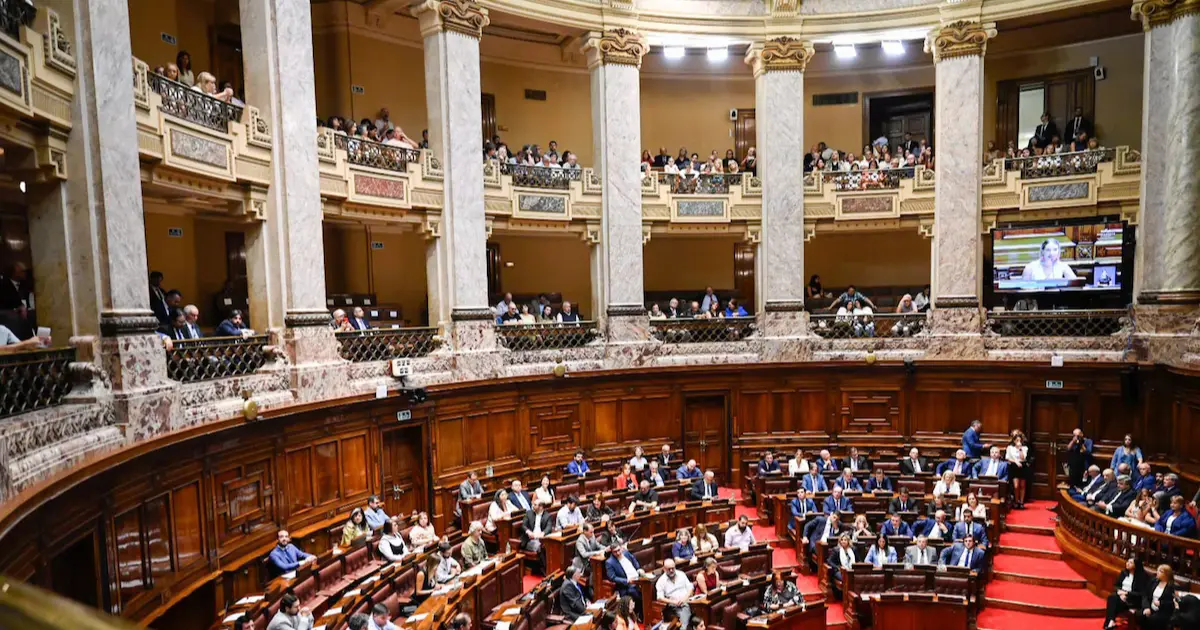 Con votos del Frente Amplio avanza proyecto que obliga a políticos a rendir viáticos y devolver el dinero no utilizado